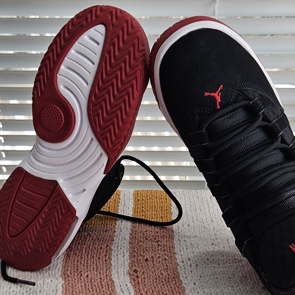 Jordan Kids Max Aura Black and Red Sneakers - Picture 14 of 16